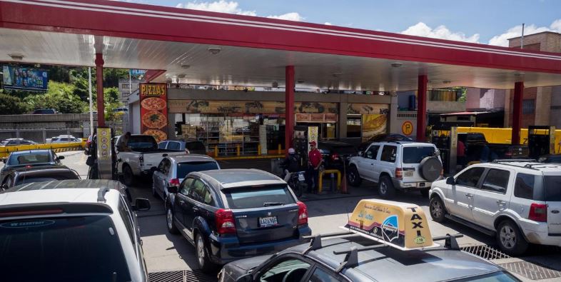 Familias pasan más de 24 horas en cola esperando surtir combustible en Venezuela (Video)