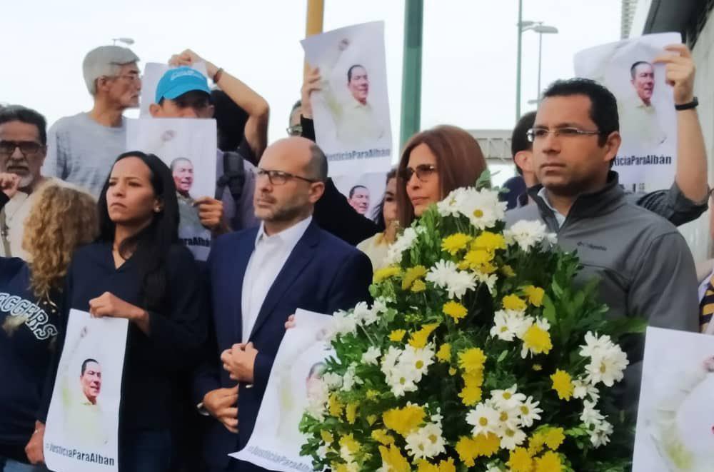 Diputados se plantan en la sede del Sebin y exigen justicia por asesinato de Fernando Albán #8Oct (FOTOS)