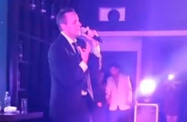 ¡Conmovedor! Hijo de José José rompió en llanto al cantar “El Triste” (Video)