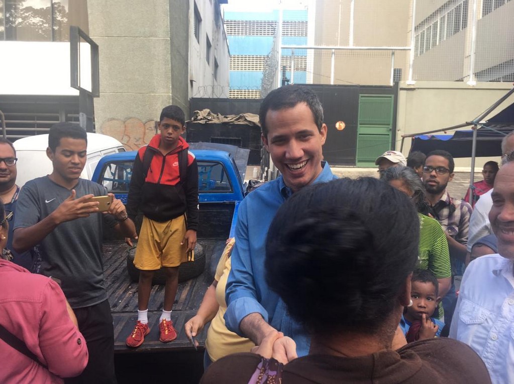 Juan Guaidó recorre el mercado municipal de La Urbina #26Oct (Fotos y Videos)