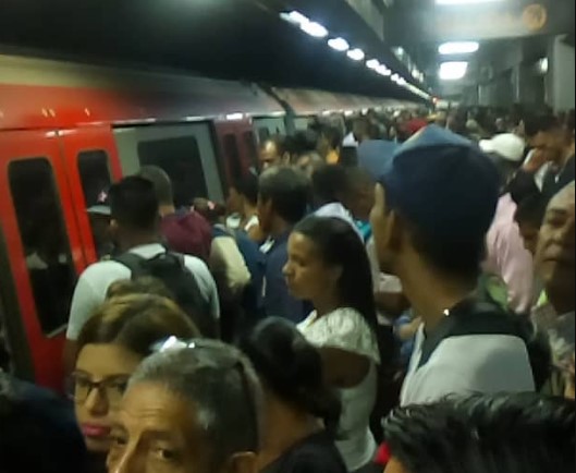 Desalojaron la estación Chacaíto tras falla #10Oct (videos)