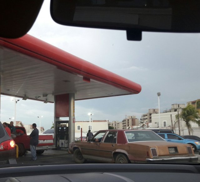 Oficial de GNB fue desalojado de una gasolinera por presuntamente golpear un adulto mayor (Video)