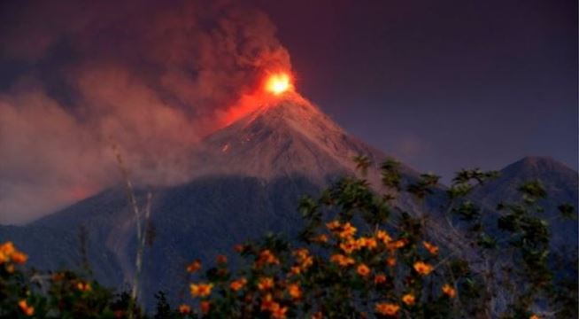 Guatemala vigila incremento de explosiones del volcán de Fuego