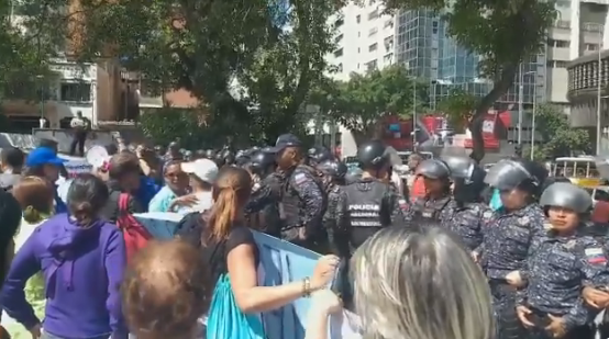 Mujeres resteadas en La Candelaria protestaron para exigir la renuncia de Maduro #25Nov (FOTOS+VIDEOS)