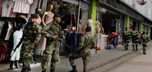 Soldados y policías custodian el sector de San Victorino, en el centro de Bogotá, donde ayer hubo un plantón de los comerciantes para protestar por los perjuicios que el paro nacional les ha causado.  Foto: Carlos Ortega / EL TIEMPO