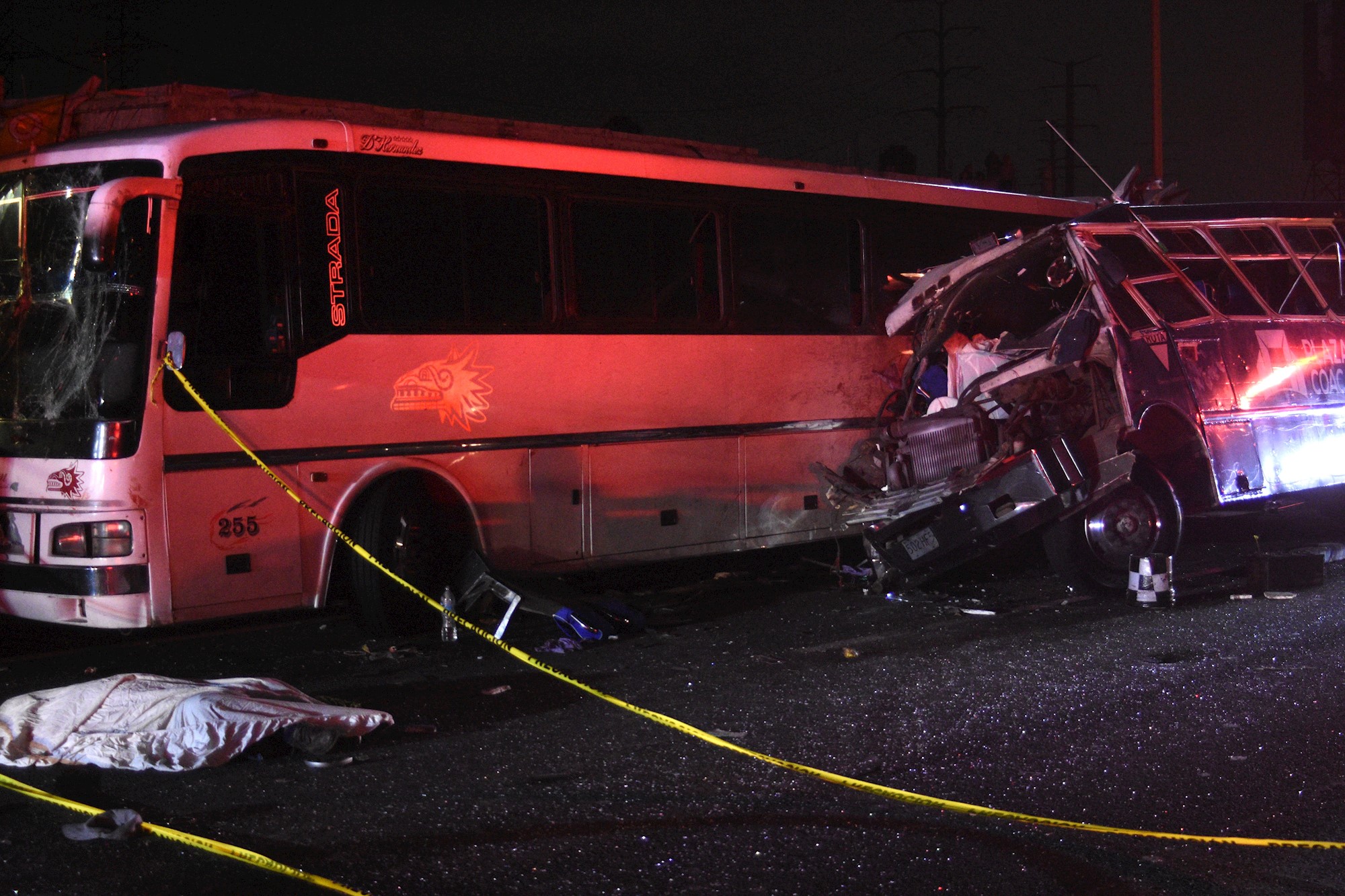 Choque entre autobuses deja 13 muertos en México