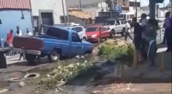 Una camioneta cayó en tremendo hueco en Valencia (video)