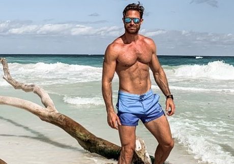 ¡Ufff “colirio”! Sebastian Rulli mostró el “bote” en la playa (+FOTO)