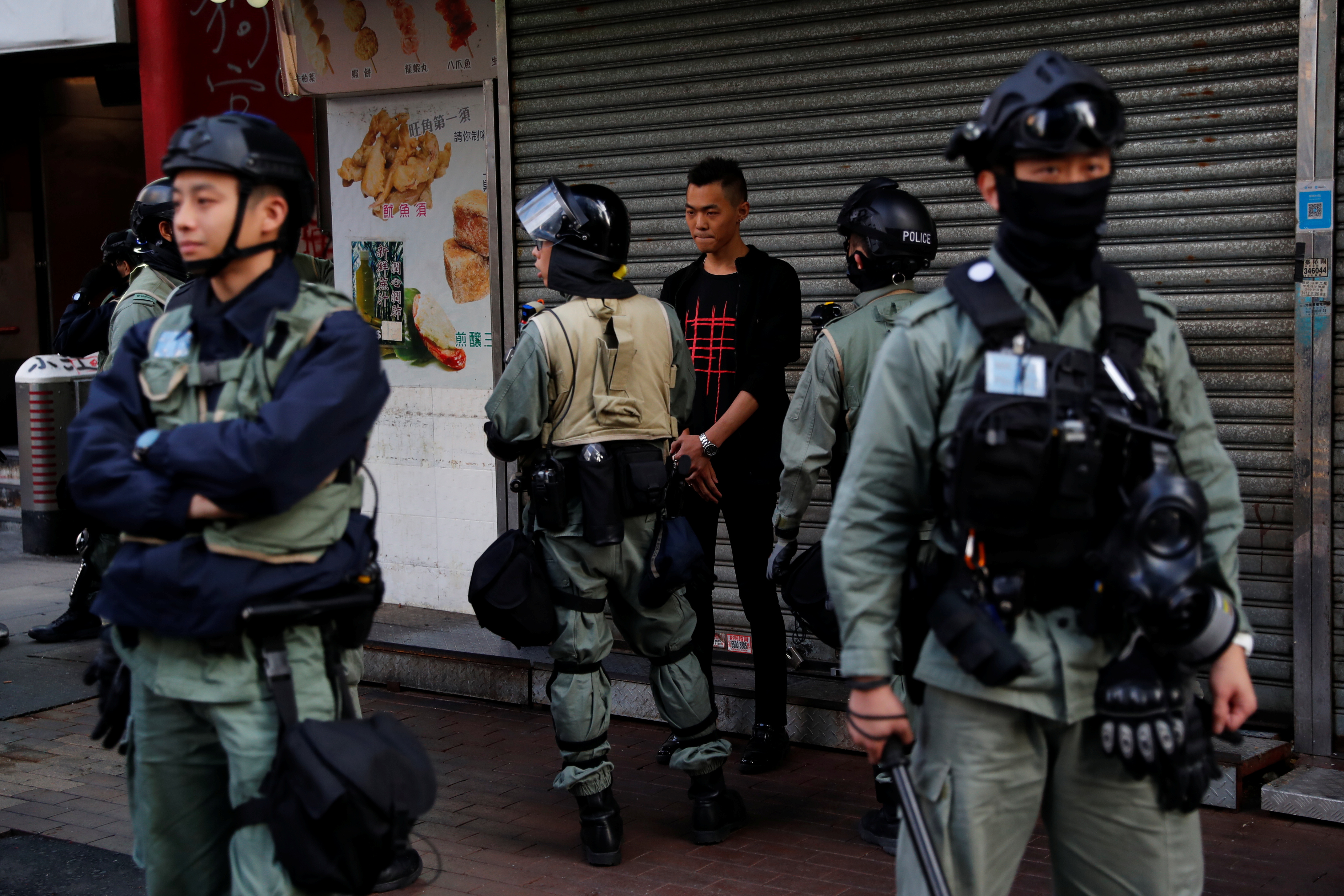 La Policía de Hong Kong desactiva dos bombas caseras halladas en un instituto