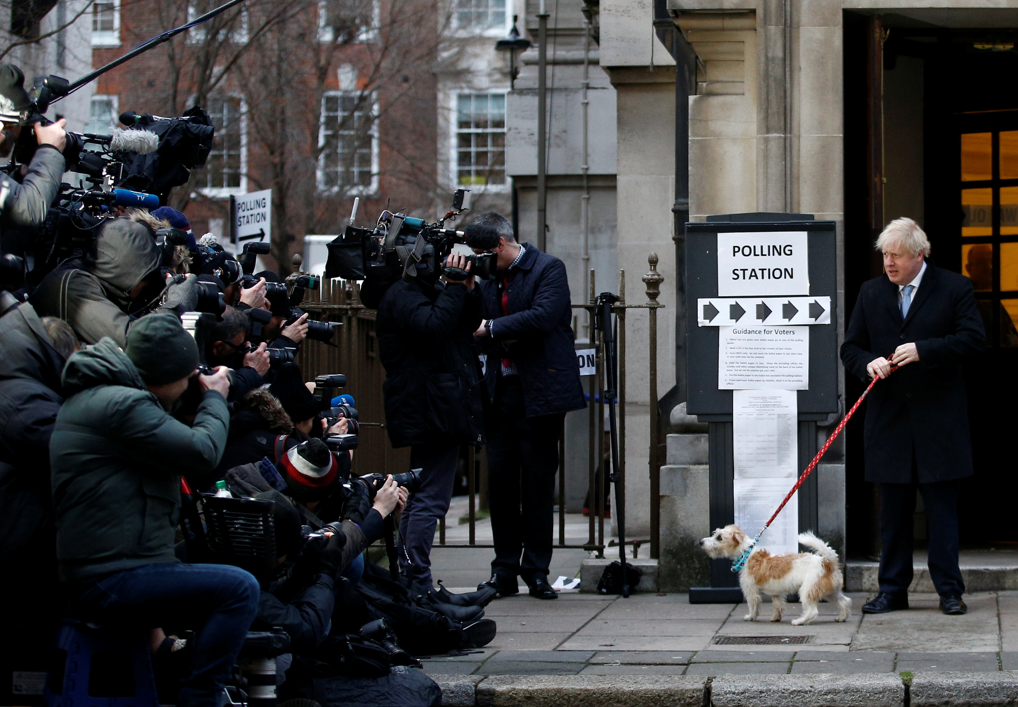 Inicia jornada electoral en Reino Unido y Boris Johnson deposita su voto en Westminster