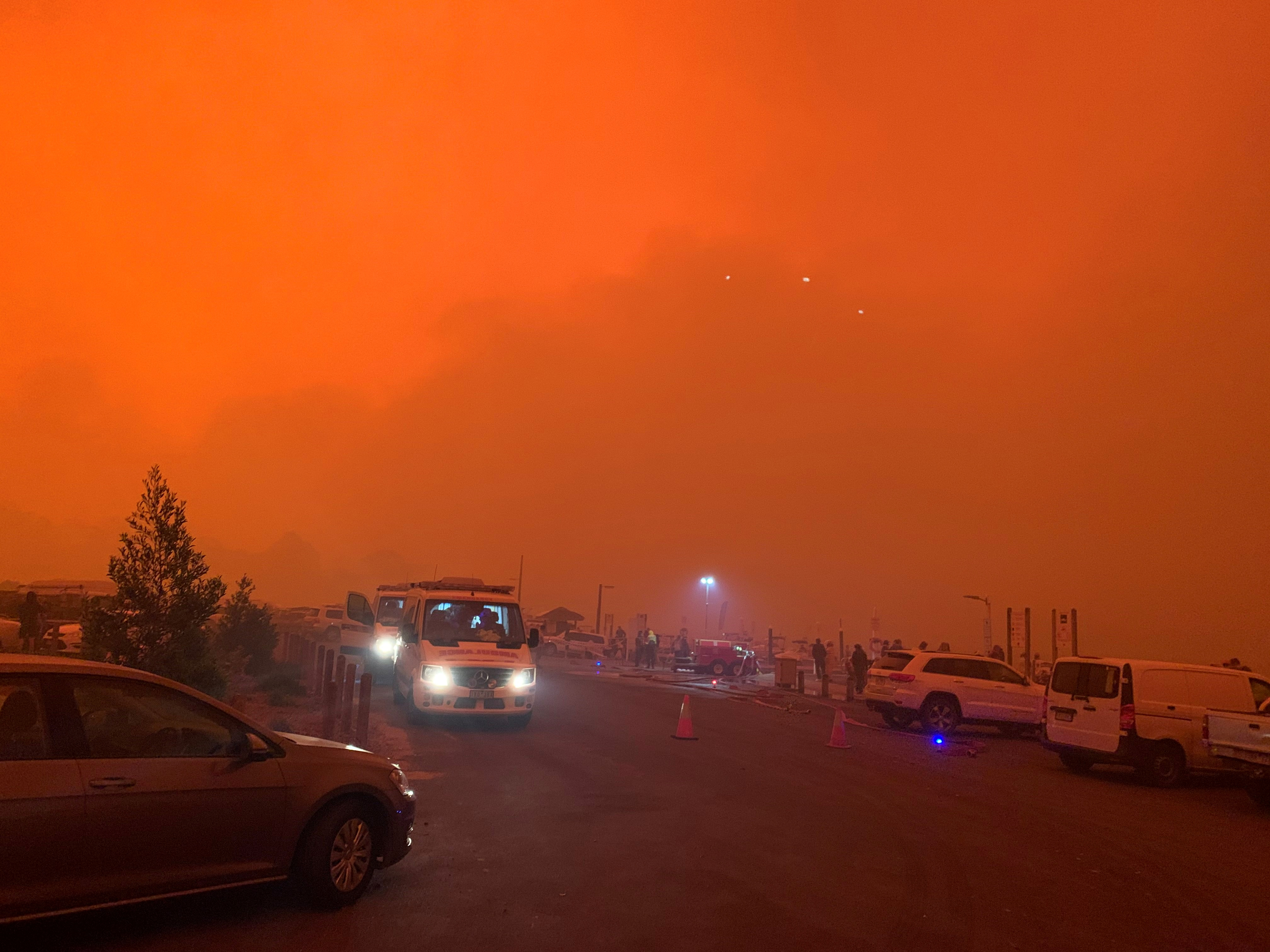 El mundo recibe al año nuevo en medio de incendios forestales y protestas