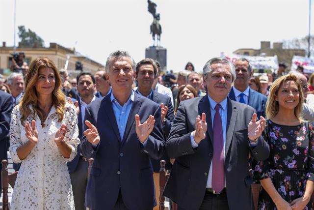 Fotografía cedida por la coalición política Frente de Todos, que muestra al presidente saliente de Argentina, Mauricio Macri (2i), junto al presidente electo, Alberto Fernández (2d), acompañados respectivamente por la primera dama argentina, Juliana Awada (i), y la pareja de Fernández, Fabiola Yáñez (d), durante una misa este domingo, en la localidad de Luján, en la provincia de Buenos Aires (Argentina). Fernández y Macri presenciaron este domingo una misa por la "unidad y la paz" convocada por la Iglesia Católica en la localidad de Luján. Ambos adversarios políticos se sentaron juntos durante el servicio y se abrazaron al final, en el momento en el que se dieron la paz, entre sonrisas y un intercambio de palabras, dos días antes del traspaso de poderes que pondrá fin al Gobierno de Macri e iniciará el de Fernández. EFE