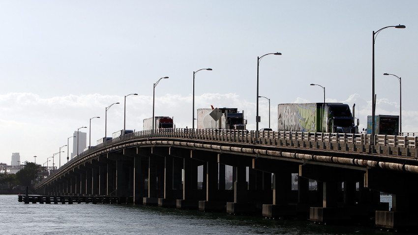 Cierran varias vías del MacArthur Causeway por accidente vehicular