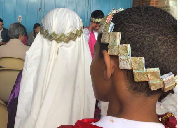 Recrearon la historia del Niño Jesús con adornos hechos de bolívares (Fotos)