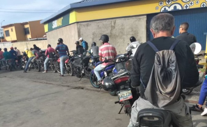 Motorizados en Lara realizan largas colas para surtir gasolina este miércoles #11Dic (Foto)