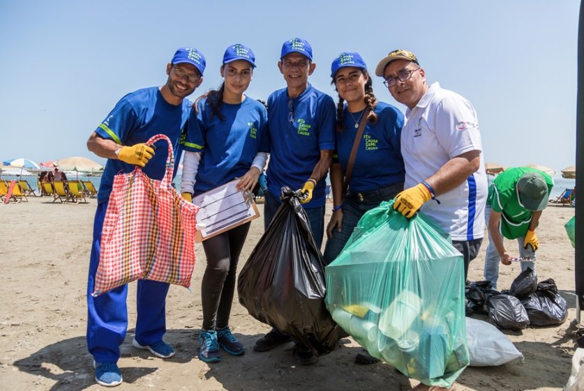 Cientos de voluntarios venezolanos limpiaron las laderas de río Rimac en Lima