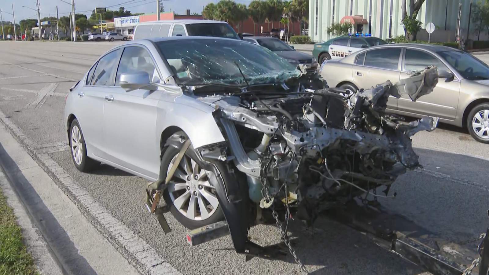 Coche muy dañado después de ser atropellado por el tren Brightline en Pompano Beach