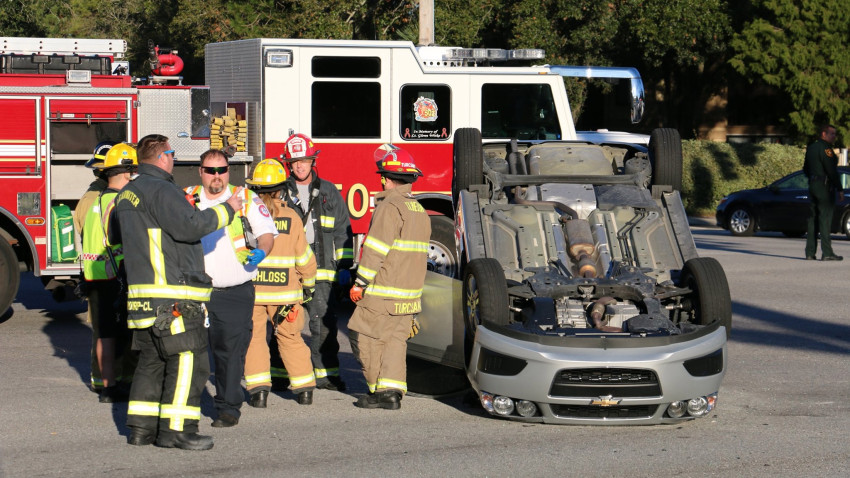 Carro termina volcado tras chocar en Countryside Boulevard en Clearwater