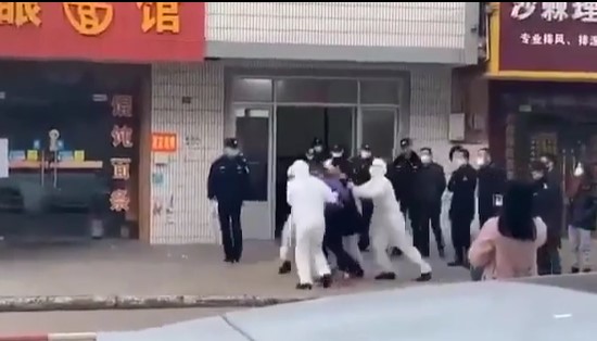 ¡Doloroso! Chinos se niegan a ser internados tras el diagnóstico de coronavirus (VIDEOS)