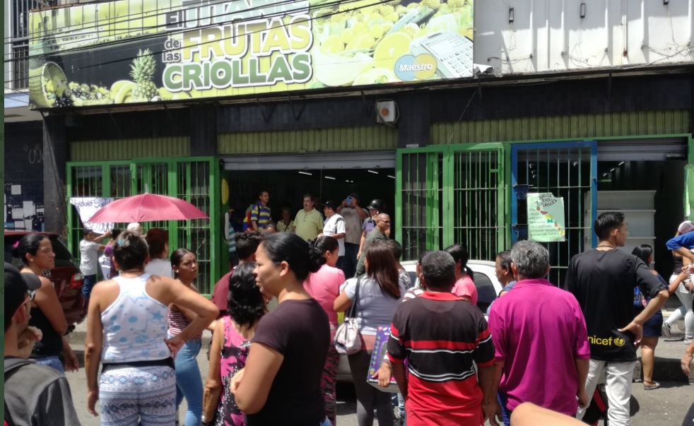 Protestaron por el cierre comercios en Charallave, ejercido por el alcalde chavista y Sumatcrir (FOTOS)