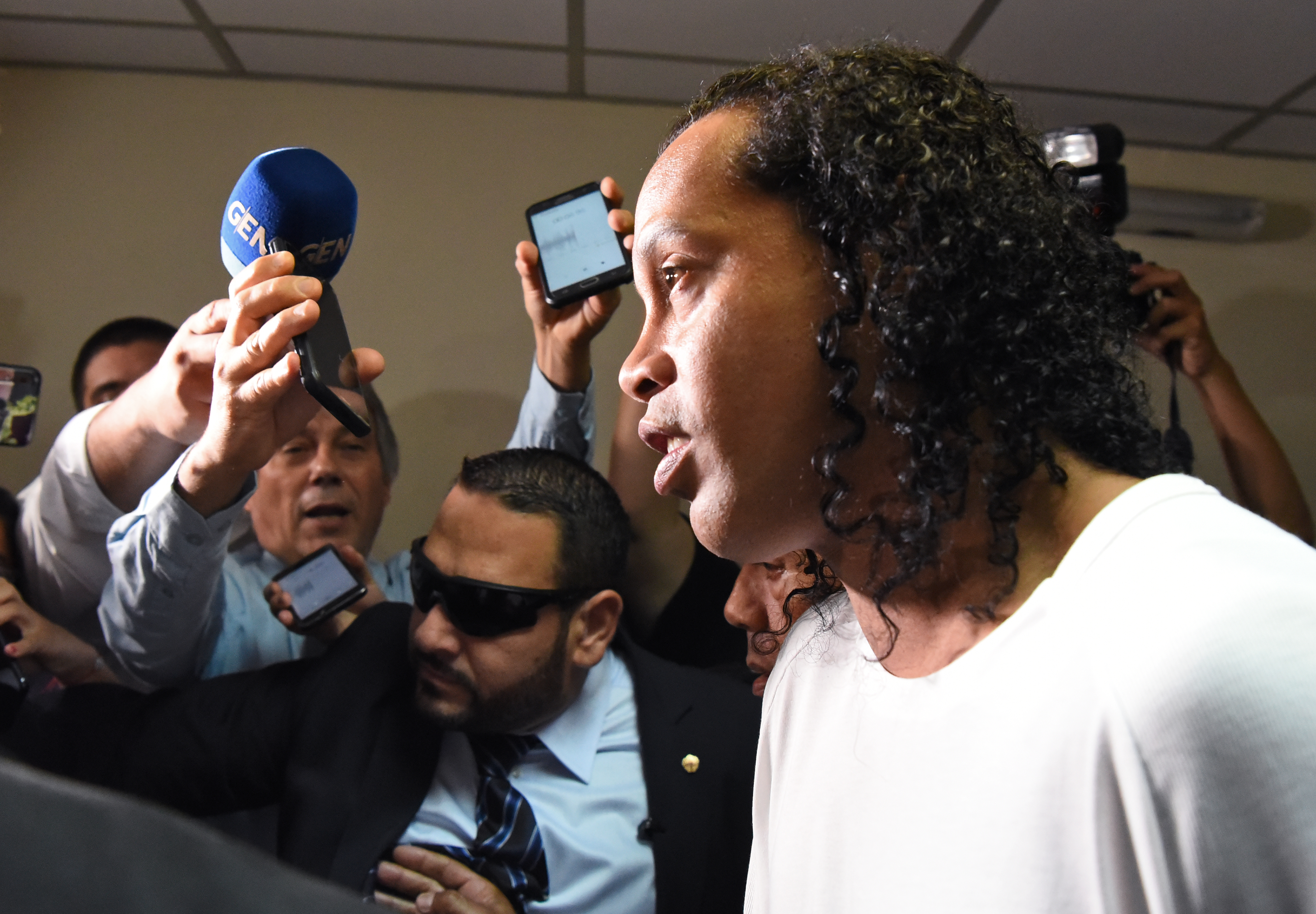 Jueza decretó prisión preventiva en Paraguay para el exfutbolista Ronaldinho Gaúcho