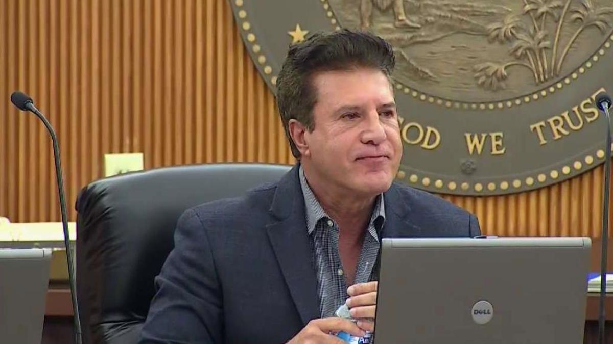 Alcalde de Hialeah reacciona ante investigación por cobro de pruebas en hospital local