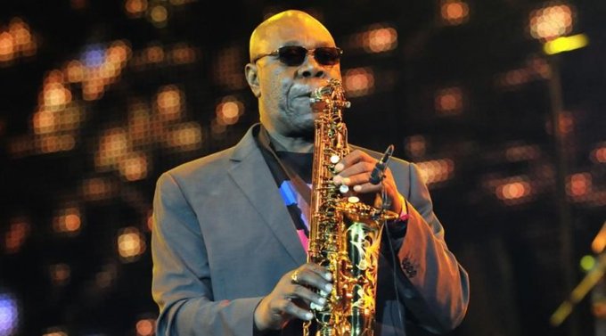 El músico de jazz camerunés Manu Dibango muere por el coronavirus en Francia