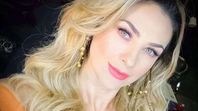 Aracely Arámbula enseña todos sus atributos con diminuto bikini