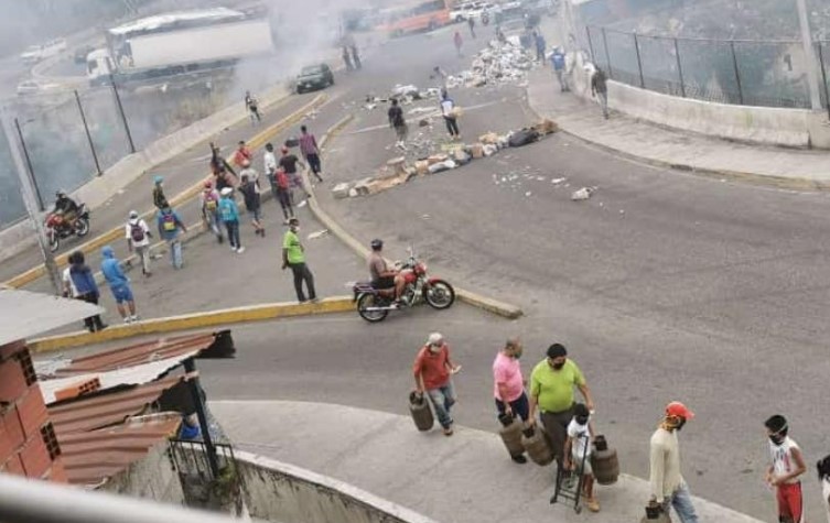 Vecinos de Petare protestaron tras graves fallas gas y agua en plena cuarentena #23Mar