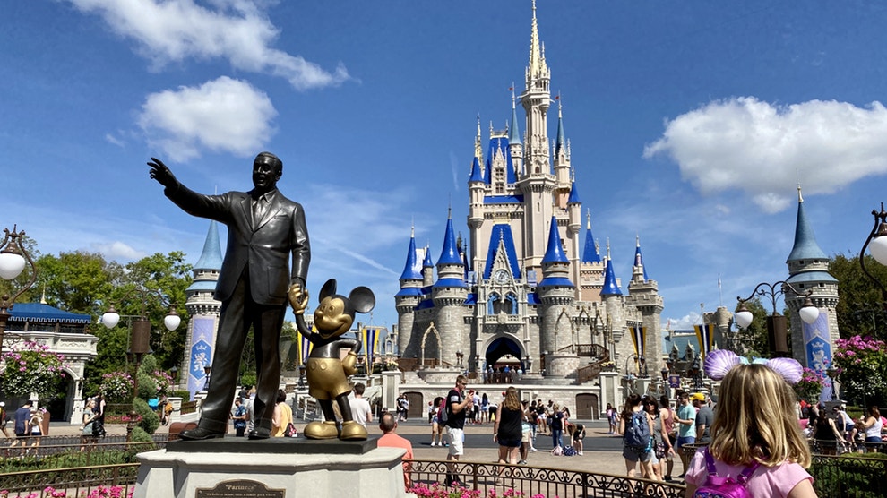 Los trabajadores de Disney World protestan contra el sistema de desempleo en Florida