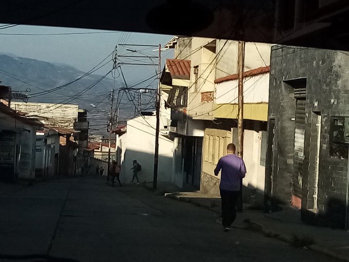 Merideños hacen cola para comprar comida #25Abr