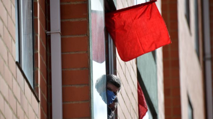 ¿Qué hay tras el uso de un trapo rojo en las ventanas de algunas casas durante la cuarentena?