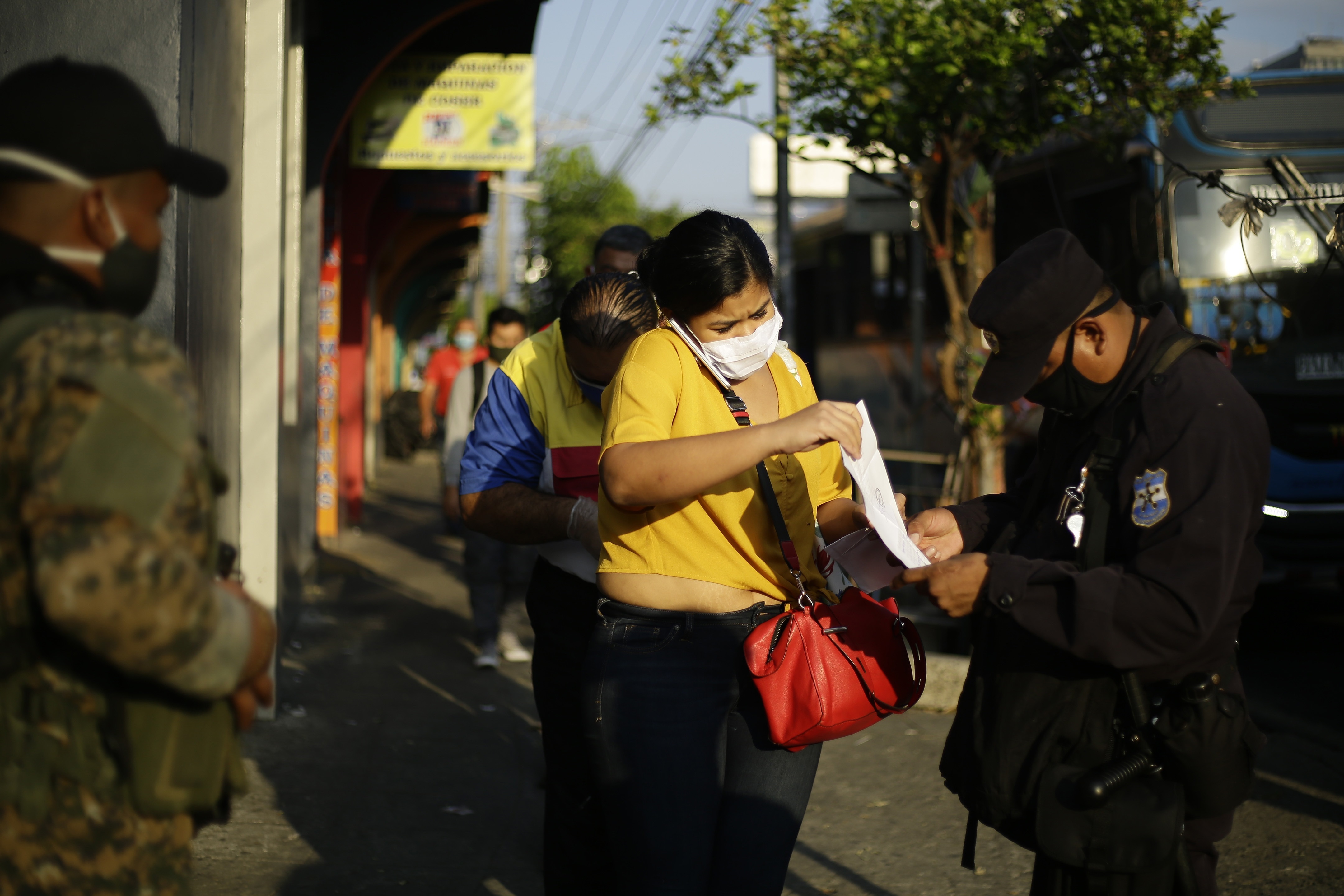 El Salvador se encamina al “colapso” del sistema sanitario, según Bukele