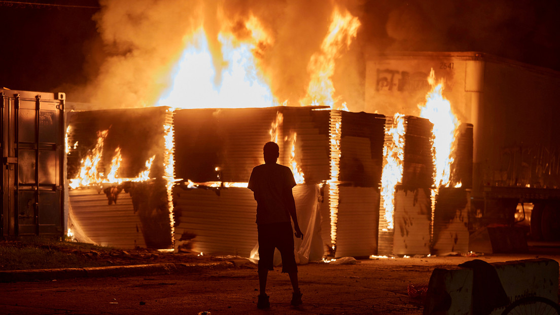 Al menos 30 incendios y varios saqueos durante las protestas por la muerte de George Floyd (VIDEOS)