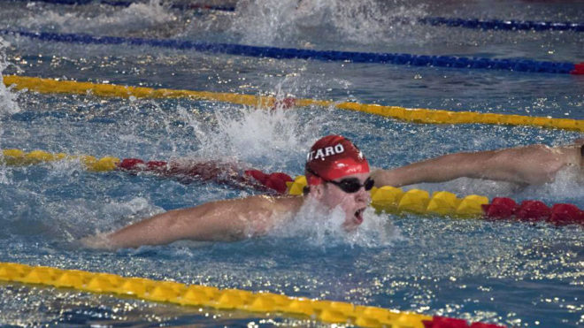 El momento en que un atleta paralímpico escapó del ataque de dos tiburones (VIDEO)