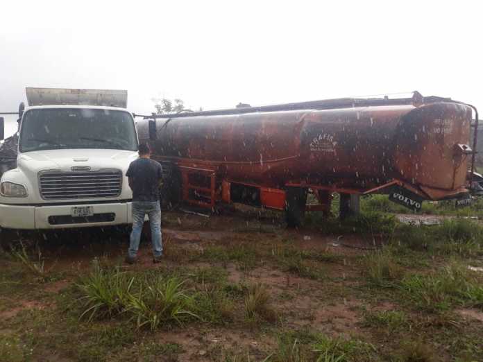 Lo sorprendieron sacando combustible de un camión a una cisterna inoperativa