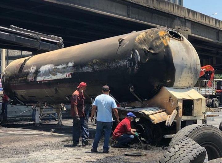 Así quedó la gandola que explotó en la autopista Francisco Fajardo #23May (Foto y Video)