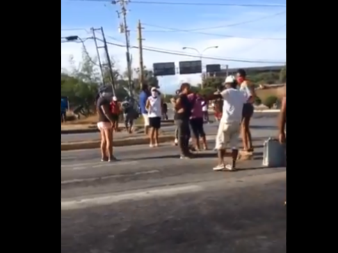 “Mientras ellos viven bien, a nosotros nos quitan el gas”, el FUERTE reclamo de una señora en una protesta en Nueva Esparta (VIDEO)