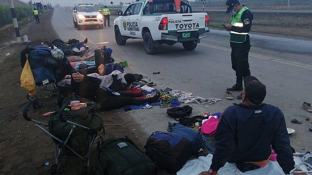 Murieron arrollados tres migrantes venezolanos que volvían a pie desde Perú