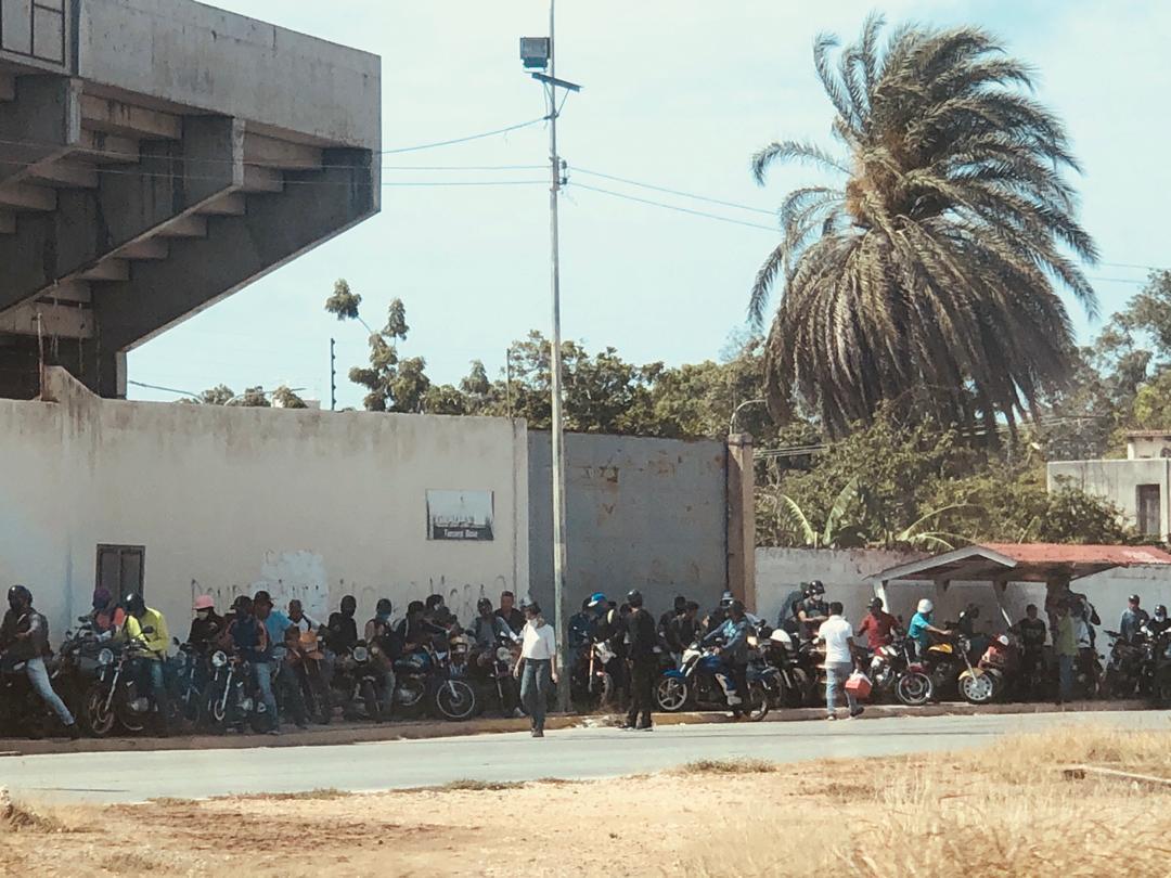 Motorizados en Nueva Esparta incumplen protocolos sanitarios en las colas de gasolina #22May (Fotos)