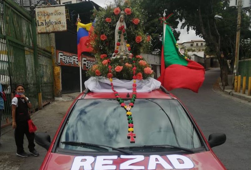 Imagen de Nuestra Señora de Fátima repartió bendiciones en las calles de Baruta (Fotos)