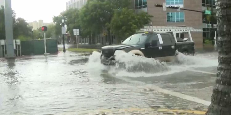 Extienden alerta de inundaciones al sur de Florida