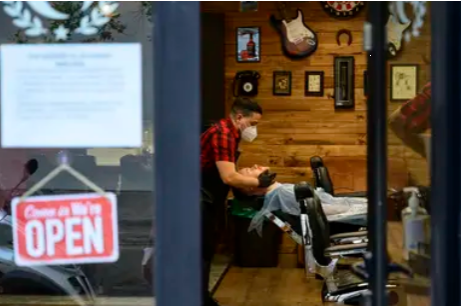 Los españoles llenan las peluquerías en el primer día de reapertura tras la cuarentena