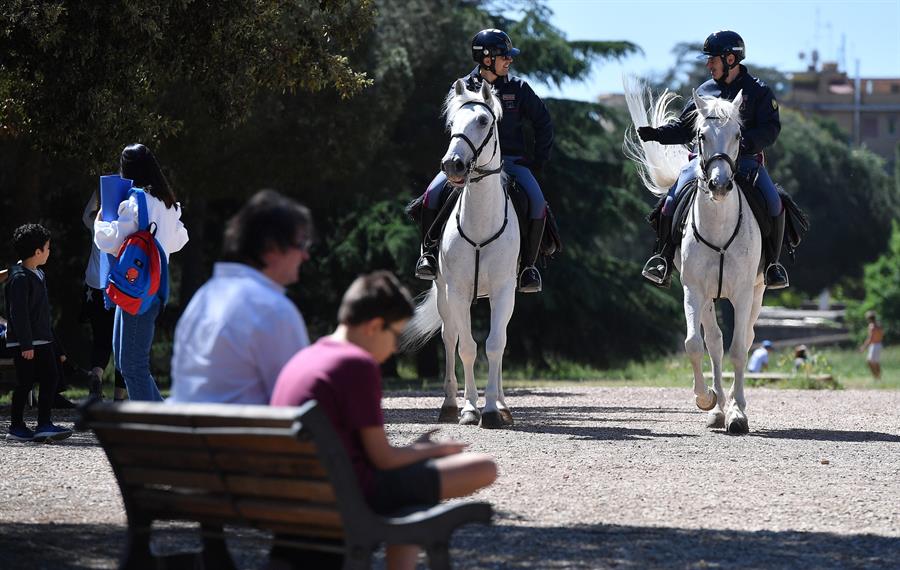 Cafés, helados y niños en los parques: Así vuelve Roma a la “normalidad” (FOTOS)