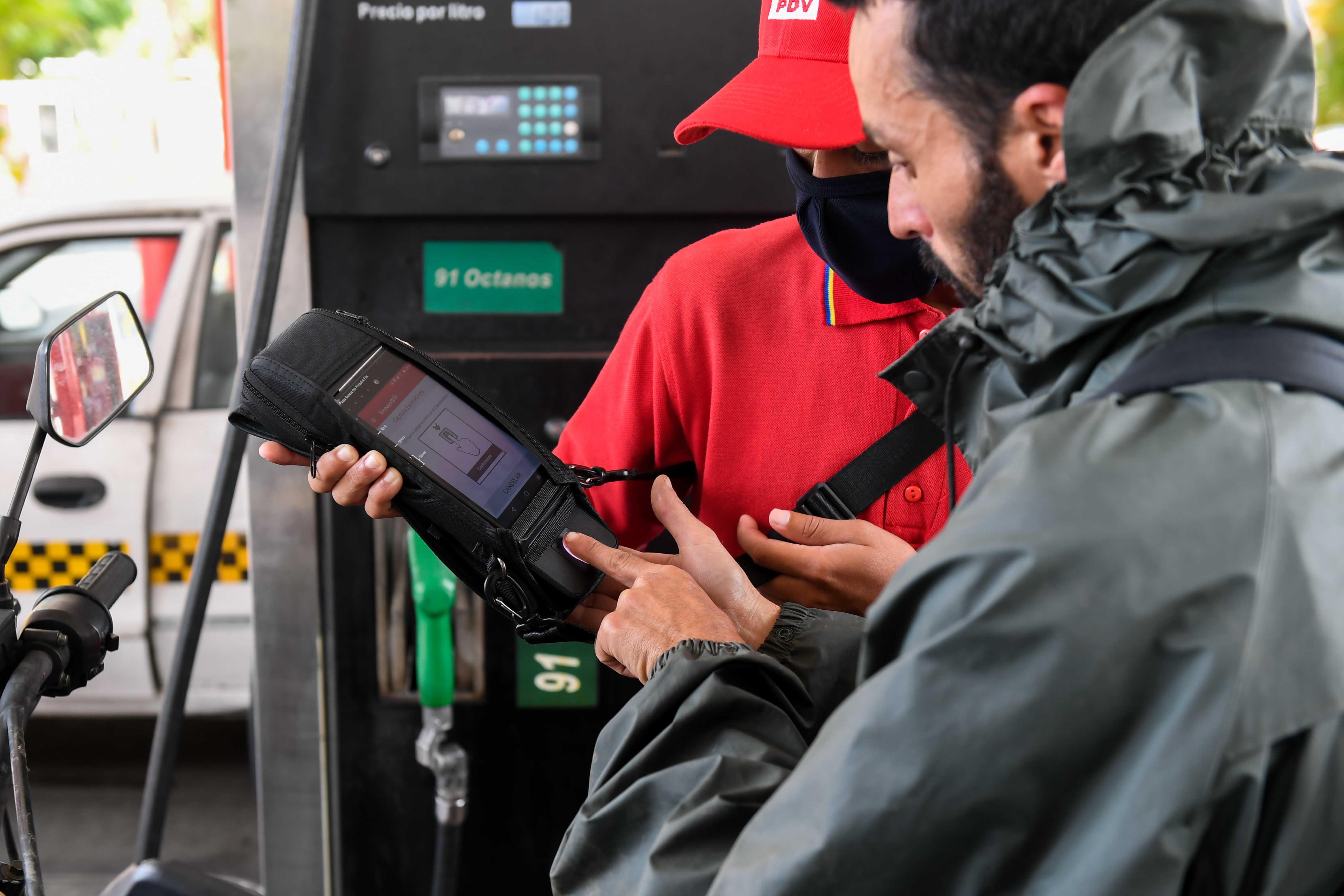 El calendario impuesto por el régimen para surtir combustible por “pico y placa” en septiembre