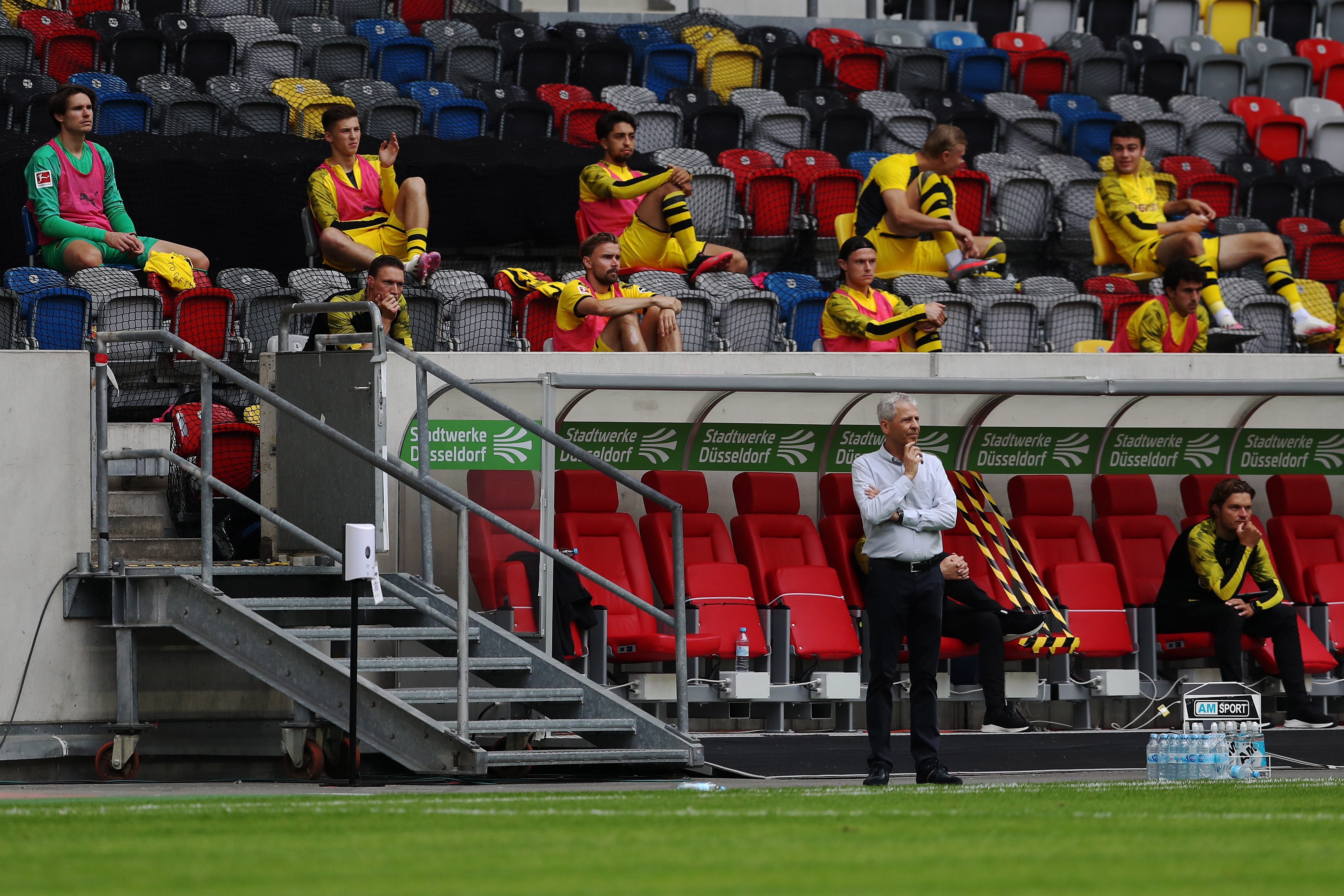 ¡Insólito! Entrenador del Borussia Dortmund se lesionó en plena celebración de gol (Video)