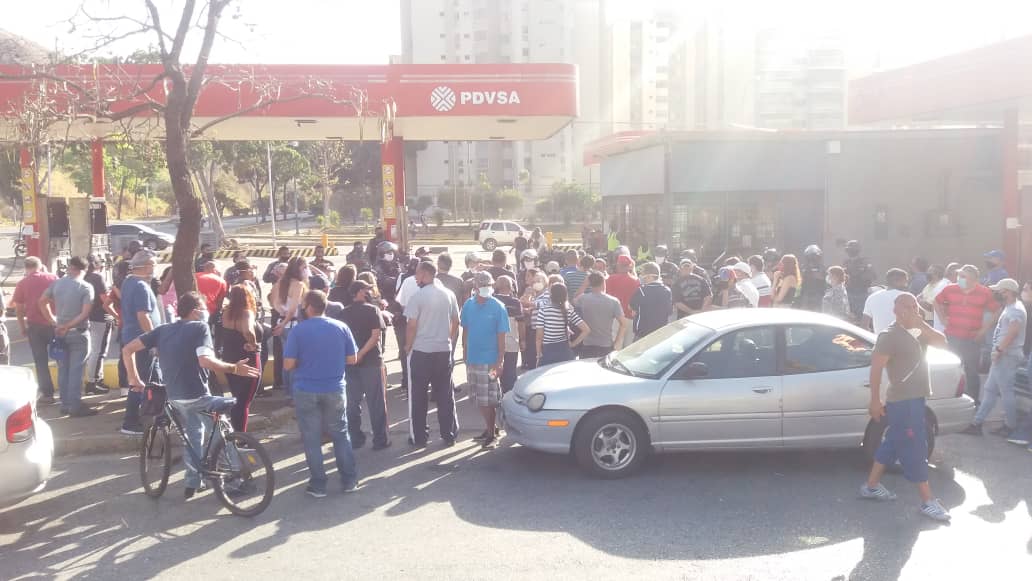 ¡Bien bonito! Mandaron a 200 conductores a su casa pero sí tenían gasolina para un PNB (VIDEO)