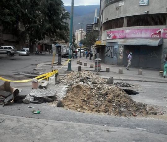 Denuncian que obras inconclusas de Hidrocapital tienen a los vecinos de La Candelaria sin agua (Fotos)