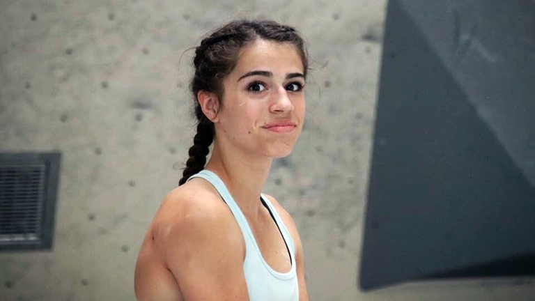 Conmoción en el deporte francés por la muerte de la campeona mundial de escalada: Cayó a un vacío de 100 metros durante entrenamiento