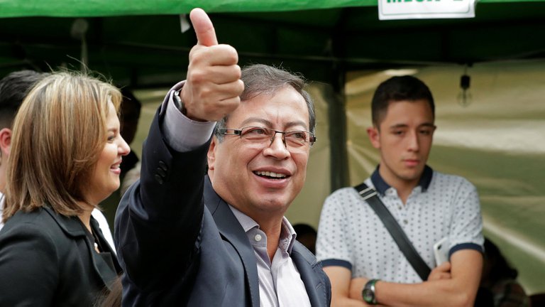 ¿Qué hacía el colombiano Gustavo Petro reunido con unos ...